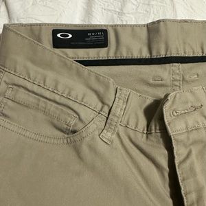 Oakley khaki pants 30x32 no damages